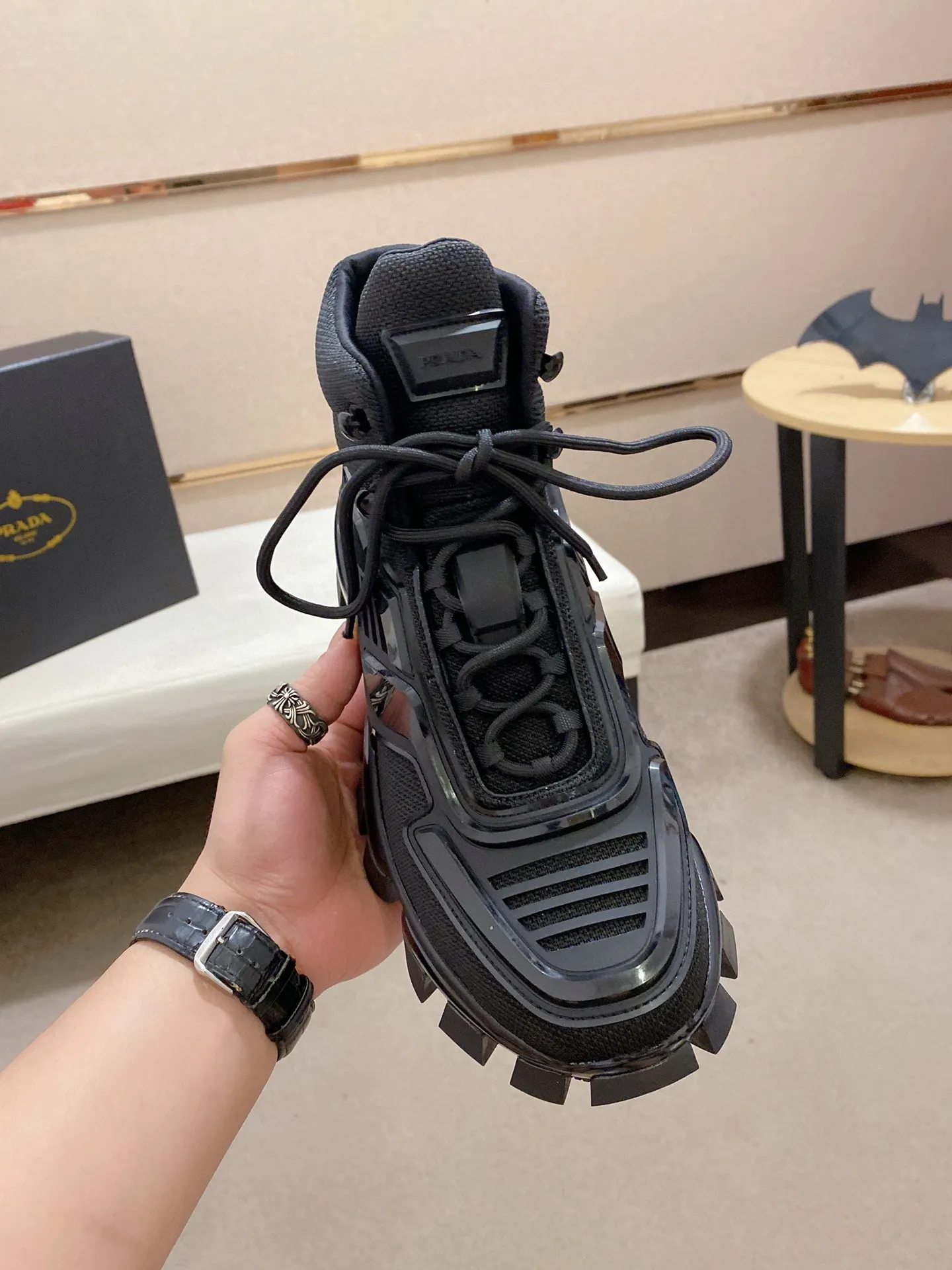 Men's shoes 💰 660💰 ✔️✔️✔️High version for couples 👫 High-quality new PRADA (Prada) counters are launched simultaneously, new men's shoes, 😘fabrics are selected from first-layer cowhide. Lining: imported elastic mesh➕cowhide lining. 👍🏿High-end☄️Open-molded non-slip rubber outsole, exquisite lines, simple and elegant, comfortable and high-end for leisure travel. Number of yards: 35 to 44. Can be customized: 45 46 yards